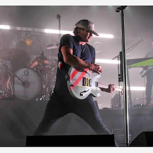 Póster fotográfico automático de Tom DeLonge Angels y Airwaves