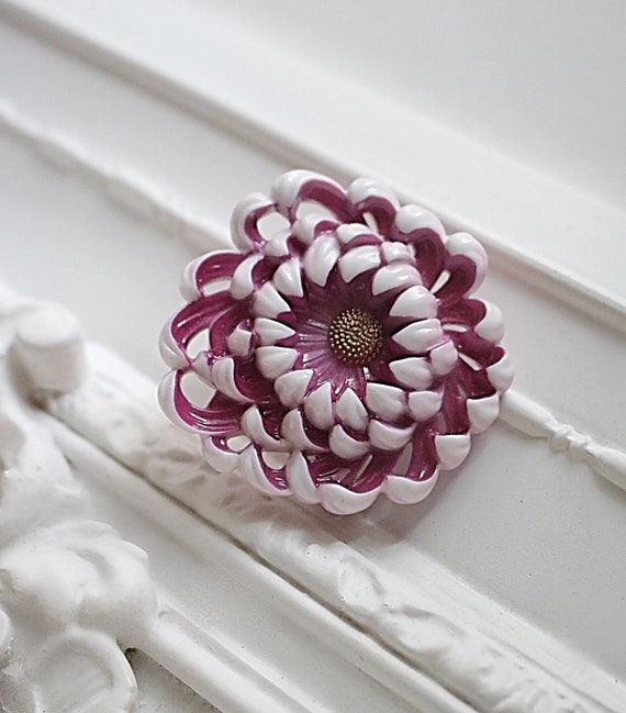 Toshikane Porcelain Chrysanthemum Brooch