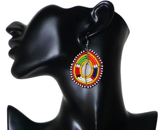 Ohrringe der Massai aus gelben und mehrfarbigen Perlen und Kaurimuscheln – 6,5 cm lang | Ethnischer afrikanischer Schmuck