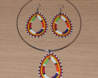 Schmuckset aus afrikanischen Maasai-Perlen | Afrikanische Ohrringe – 8,5 cm lang | Halskette mit Anhänger – 20,5 cm
