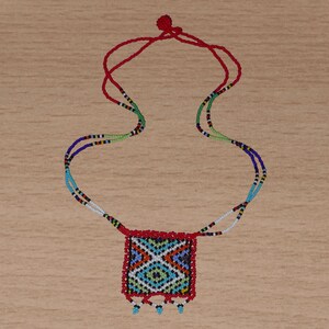 Colar africano *Carta de amor Zulu* vermelho e multicolorido com pingente de contas com padrão Zulu - 27,5 cm de comprimento | Joias étnicas africanas