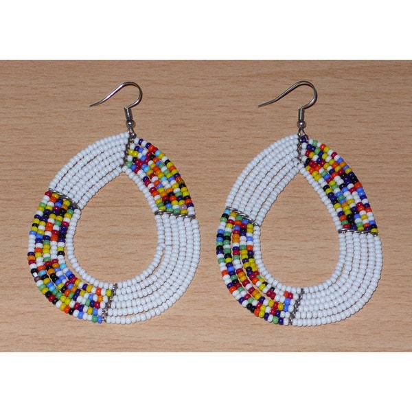 Boucles d'oreilles hippie chic blanches et multicolores / Bijoux Massai blancs / Boucles d'oreilles africaines / Idée de cadeau bohème
