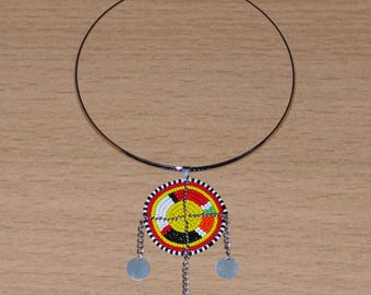 Afrikanische Halskette mit Anhänger im Massai-Stil aus gelben und mehrfarbigen Rocailles und Charms – 22 cm lang | Afro-Chic-Schmuck