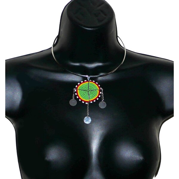 Collier africain avec pendentif tribal / Bijou ethnique vert / Ras de cou en laiton / Médaillon en perles de rocaille / Idée de cadeau