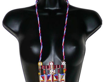 Lange afrikanische Halskette aus der Massai-Tradition mit mit Perlen und Knöpfen besticktem Stammesanhänger – 45 cm lang | Ethnischer afrikanischer Schmuck
