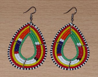 Afrikanische Ohrringe in Tropfenform mit grünen und mehrfarbigen Perlen – 7,5 cm lang und 4 cm breit | Maasai-Schmuck
