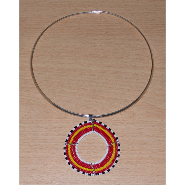 Collier ras-de-cou avec médaillon ethnique / Bijou africain avec pendentif rouge et jaune / Style retro années 60-70 / Idée de cadeau maman