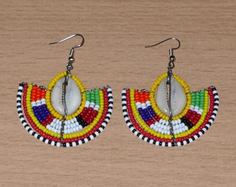 Ethnische Massai-Ohrringe aus gelben und bunten Perlen und Kaurimuscheln - 6 cm lang | Exotischer afrikanischer Schmuck