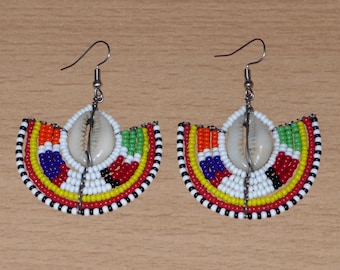 Ohrringe der Massai aus Saatperlen und Kaurimuscheln – 6 cm lang | Ethnischer afrikanischer Schmuck