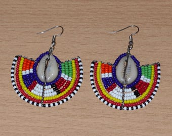 Exotische, fächerförmige Ohrringe aus Perlen und Kaurimuscheln – 6 cm lang | Ethnischer Schmuck der Maasai aus Afrika