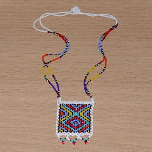 Colar com pingente tradicional africano *Carta de Amor Zulu* com padrão Zulu branco e multicolorido - 27 cm de comprimento | Joias étnicas africanas