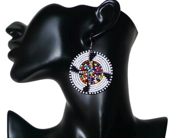 Runde Maasai-Ohrringe aus afrikanischen Perlen – 6,5 cm lang | Afro-Boho-Schmuck