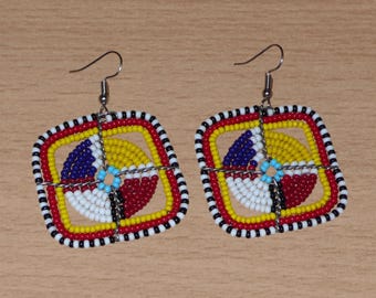 Geometrische Ohrringe im Maasai-Stil aus mehrfarbigen Rocailles – 5,5 cm lang | Afrikanischer Ethnischer Schmuck