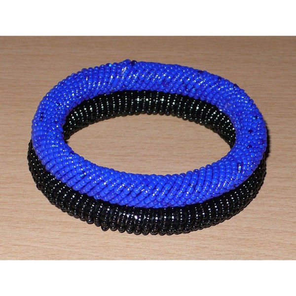 Duo de bracelets tubulaires bleu et noir / Bijoux Massai en perles de rocaille /  Ensemble bicolore de bracelets perlés / Idée de cadeau