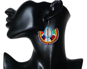 Blaue und mehrfarbige ethnische Ohrringe aus Rocailles-Perlen und Kaurimuscheln - 6 cm lang | Afrikanischer Massai-Schmuck