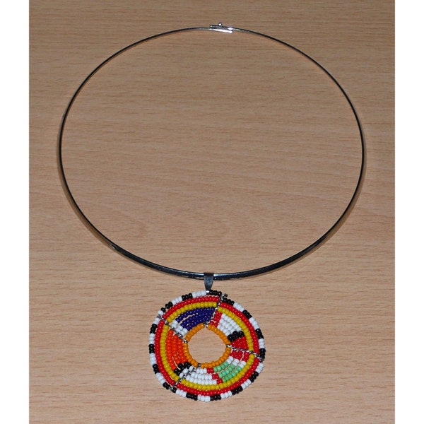 Collier africain avec pendentif Massai / Bijou ethnique femme / Médaillon multicolore / Ras de cou en laiton / Idée cadeau / Bijou à offrir