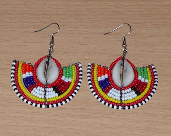 Ohrringe im afrikanischen Massai-Stil aus roten und mehrfarbigen Perlen und Kaurimuscheln – 6 cm lang | Ethnischer afrikanischer Schmuck
