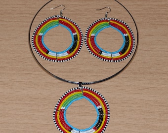 Mehrfarbiges Massai-Schmuckset aus Afrika | Afrikanische Ohrringe – 8 cm lang | Halskette mit Anhänger – 20,5 cm lang
