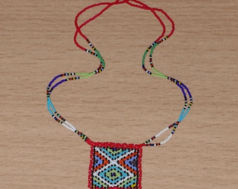 Traditionelle afrikanische Halskette „Zulu-Liebesbrief“ mit rotem und mehrfarbigem Anhänger – 27,5 cm lang | Zulu-Schmuck