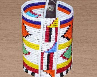 Mehrreihiges afrikanisches Armband mit Perlenstickerei im Massai-Stil – Länge am Handgelenk 18 cm | Afrikanischer Stammes-Schmuck