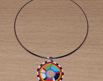 Afrikanische Halskette mit einem Massai-Medaillon mit mehrfarbigen ethnischen Motiven – 18,5 cm lang | Zeitgenössischer afrikanischer Schmuck