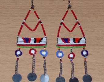 Lange, rote und mehrfarbige dreieckige Ohrringe im Ethno-Stil – 15 cm lang | Traditioneller afrikanischer Maasai-Schmuck
