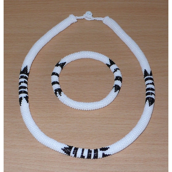 Parure de bijoux à motifs zoulous / Collier africain tubulaire blanc et noir / Bijoux africains ethniques / Bracelet tribal bicolore