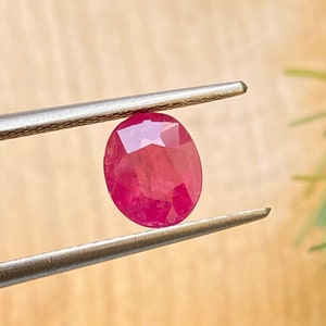 Piedra preciosa de corte ovalado de rubí de Mozambique 100% natural ~~ 1.37 quilates, 6.5x5.5x4 mm Piedra facetada de rubí suelto para hacer joyas ~~ Rubí extraído de la tierra
