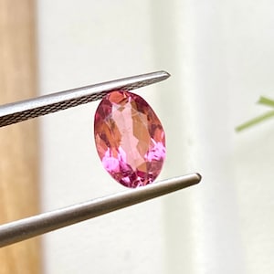 Pedra preciosa de corte oval de turmalina rosa limpa de melhor qualidade de 1 quilate ~~ 7,5x5x3,5 mm ~~ Turmalina facetada solta ~~ Pedra preciosa para fabricação de joias