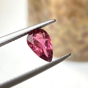 1,40 karatowy drogocenny prawdziwy różowy turmalin fasetowany w kształcie gruszki kamień szlachetny ~~ 9x6x4 mm luźny turmalin szlifowany do wyrobu biżuterii ~~ prezent dla niej