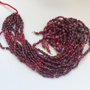 15 &quot;Cuentas lisas ovaladas de rubí sombreadas ~~ Cuentas de 5 a 6 mm de diámetro ~~ Tierra extraída Vintage Real Indian Ruby Strand ~~ Para la fabricación de joyas.