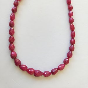 ルビーティアドロップネックレス、本物の貴重なラブネックレス、ファセットティアドロップ、センタードリル、1ストランド、8〜13 mm、彼女のための美しいネックレス