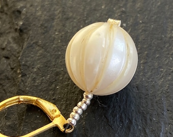Perle ronde parfaite sculptée dans les mers du Sud naturelles ~ Perle précieuse des mers du Sud ~ Sculptée à la main ~ Perle naturelle ronde ~ 14 mm de diamètre ~
