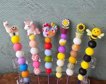 Crochet hook with silicone beads and topper, size 3-6.0 mm, ergonomic handle