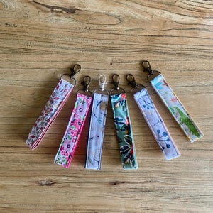 Porte-clé dragonne à motifs artisanal
