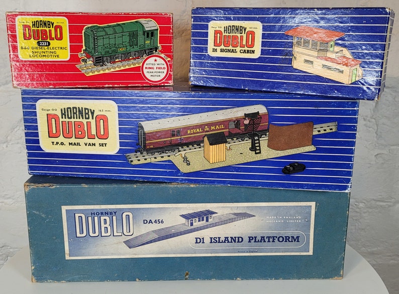 Vintage Hornby Dublo Model Railway Collection in Original Boxes / Four Vintage Model Train and Accessories image 1