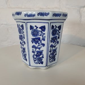 Vintage Blue and White Chinese Plant Pot / Plant Holder / Chinoiserie