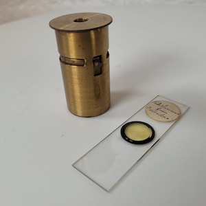 Antikes Taschen-Mikroskop mit präpariertem Objektträger / Messing-Mikroskop / Feldmikroskop / Universal-Mikroskop