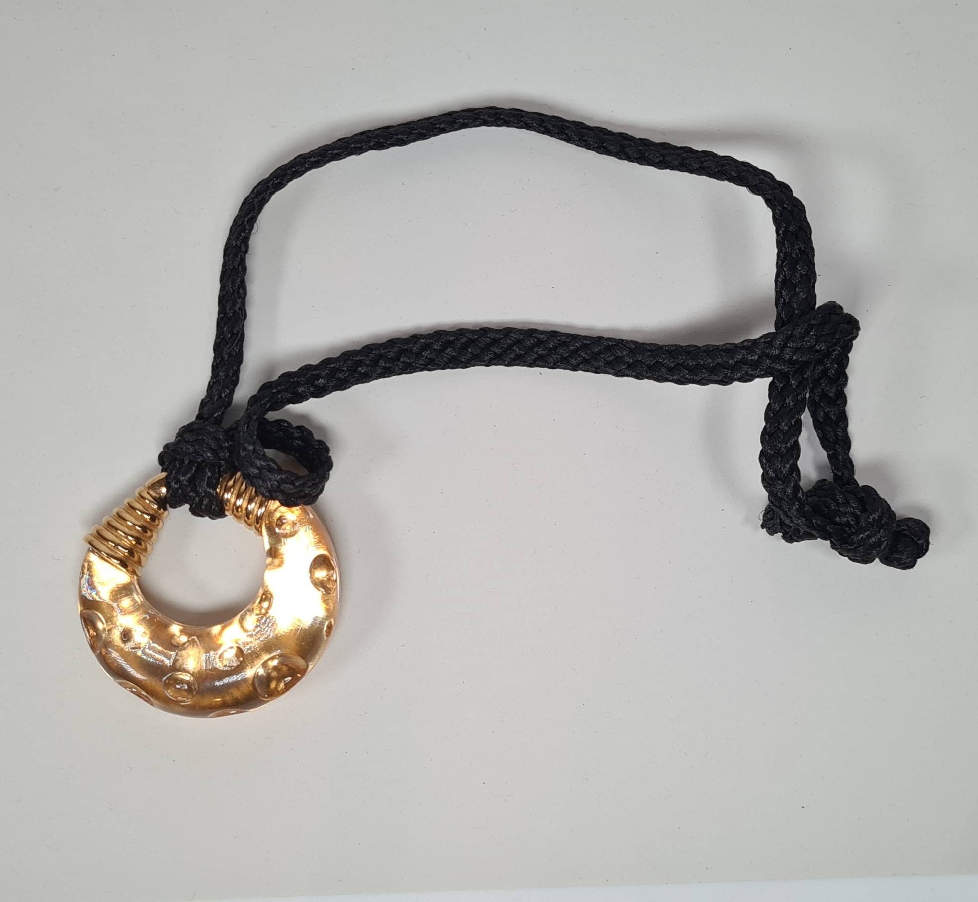 Pendentif Vintage Doré Dolce Vita - Taille 8x5,5 Cm - Très Bon état - Bijou Rétro