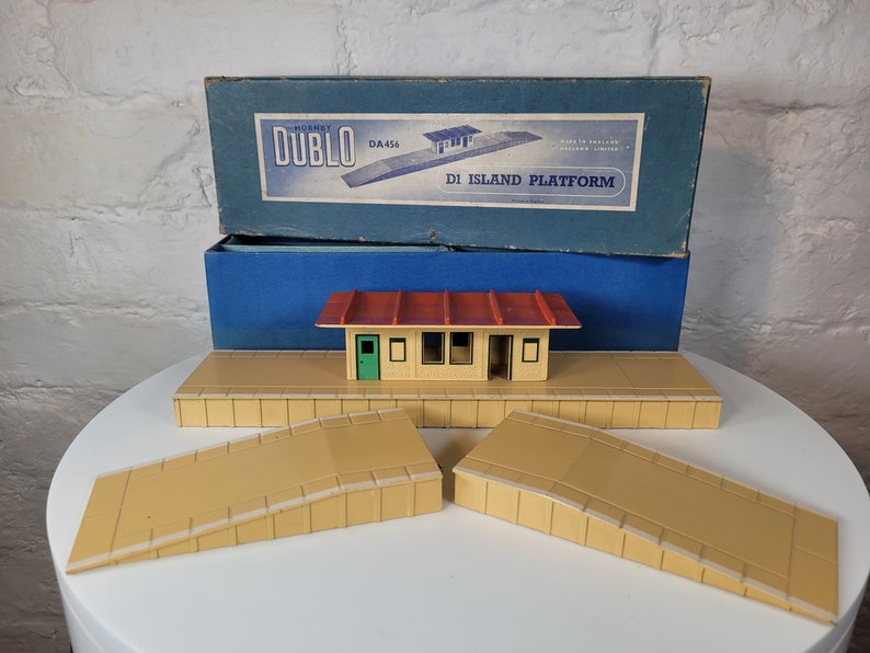 Vintage Hornby Dublo Model Railway Collection in Original Boxes / Four Vintage Model Train and Accessories image 9