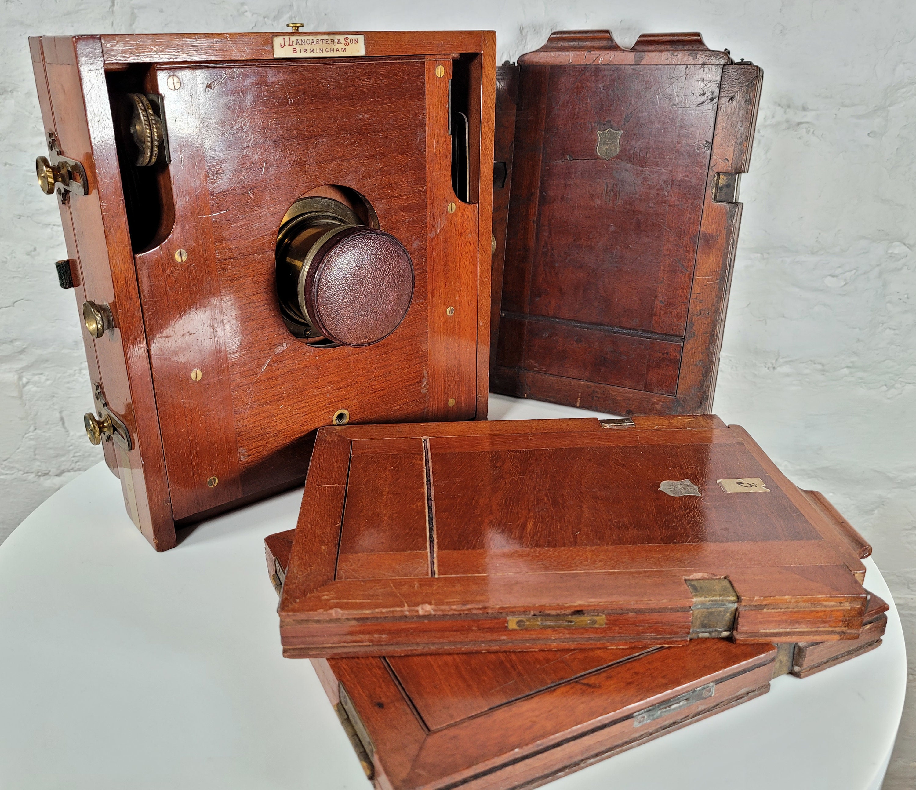 Cámara de fuelle antigua sobre trípode / Cámara instantánea / J