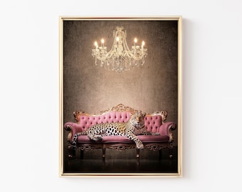 Kunstdruck Leopard: Vintage Glam Tier auf Rosa Sofa