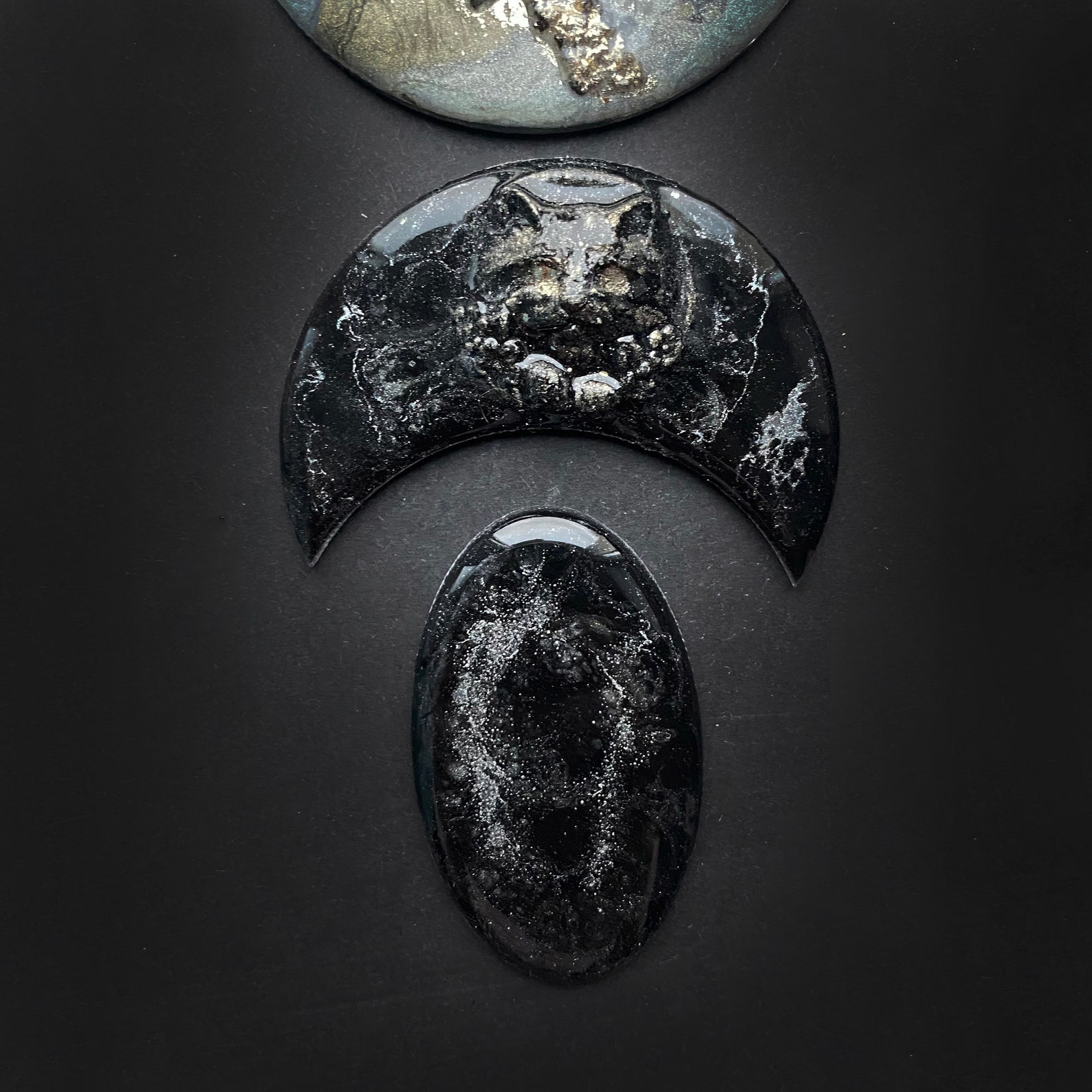 A voluminous cabochon made of epoxy resin and acrylic ...