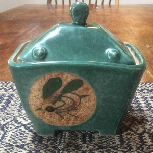 Vintage groene aardewerk Trinket schotel. Hommel ontwerp.