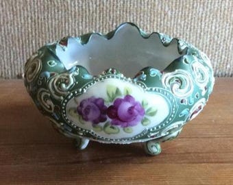 Vintage, Nippon Moriage Niedrige Schüssel, mit Fuß, antik, lila und grün, gekräuselten Kanten, angehobene Emaille, Slip, Süßigkeitsschale, Schmuckschale