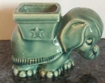 Vintage Zirkus Elefant grüner Übertopf. Türkisgrün.
