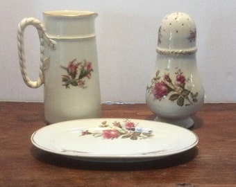 Antikes Porzellan Waschtisch Set. Krug, Tablett und Muffineer. Rosen Design. Goldakzente.