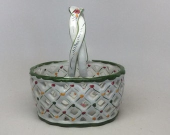 Retikulierter Keramik-Portugal-Korb. Blumen und Herzen. Grün und Weiß.