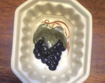 Puddingform. Vintage Gießform mit einer Traube im Inneren. Auch Wanddekoration. Steingut. Bauernhaus-Küche.