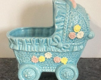 Vintage Baby Wiege Planter. Blaue Wiege mit rosa, weißen und gelben Blumen. Lerche Qualität. Japan.